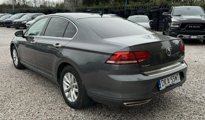 Volkswagen Passat cena 45900 przebieg: 300000, rok produkcji 2015 z Góra małe 497